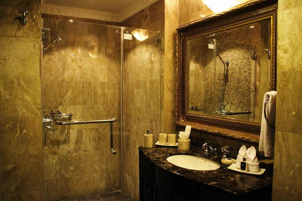 هتل Four Seasons Place