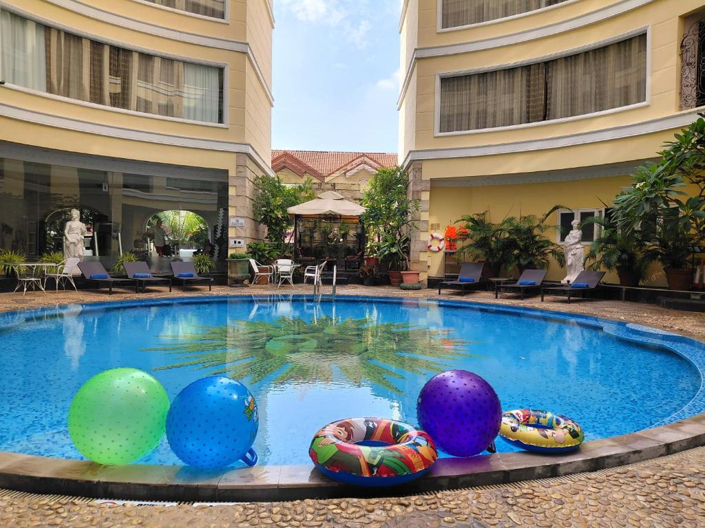 هتل Four Seasons Place