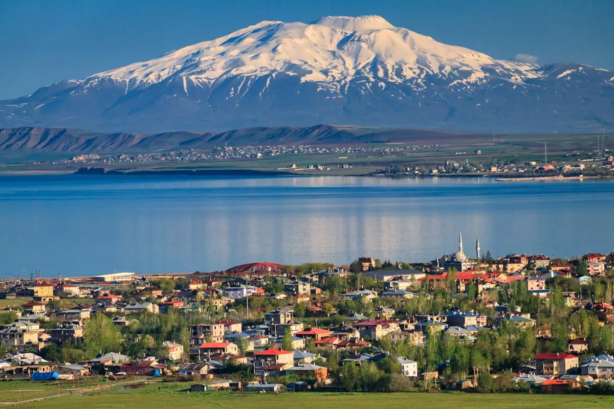 تور وان زمینی از خوی مهر 1405
